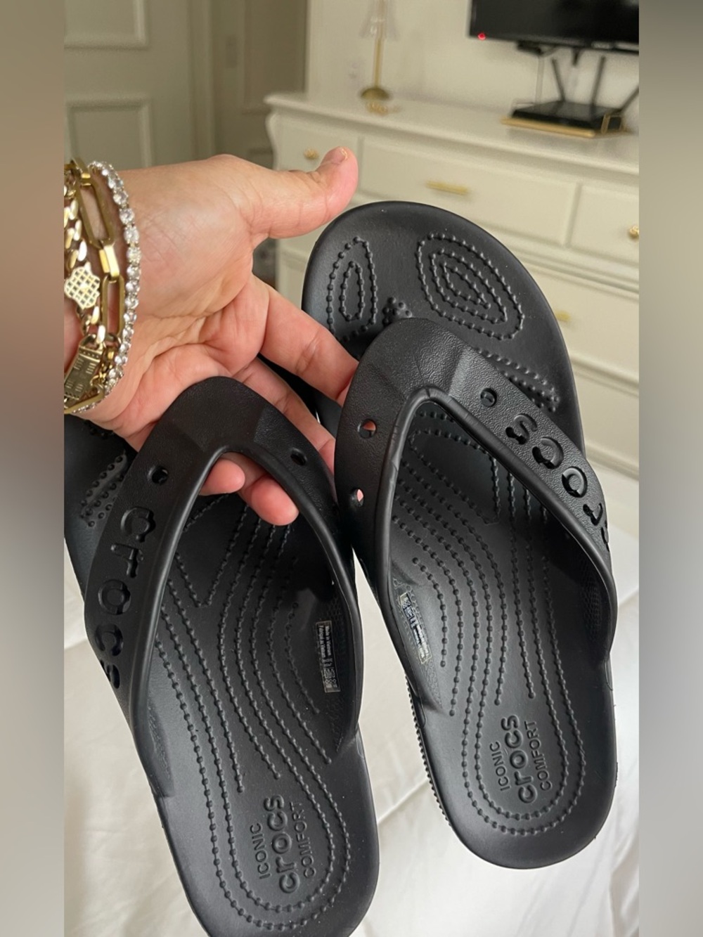 CROCS Men's Black Classic Flip Flip-Flops